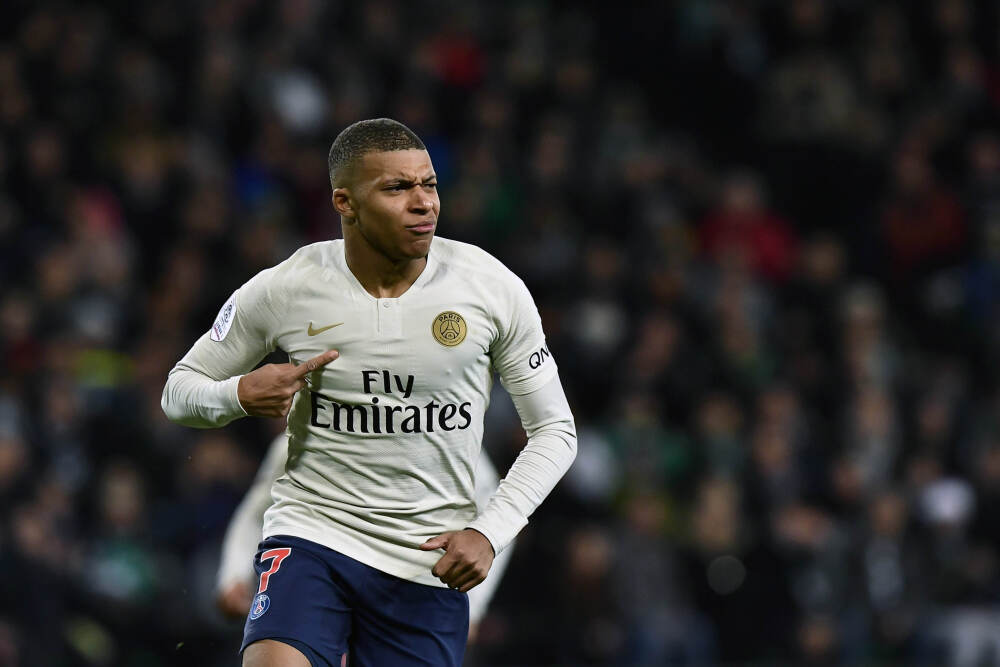 视频丨伊朗电视台现场展示自产无人机 曾在以伊冲突中投入使用